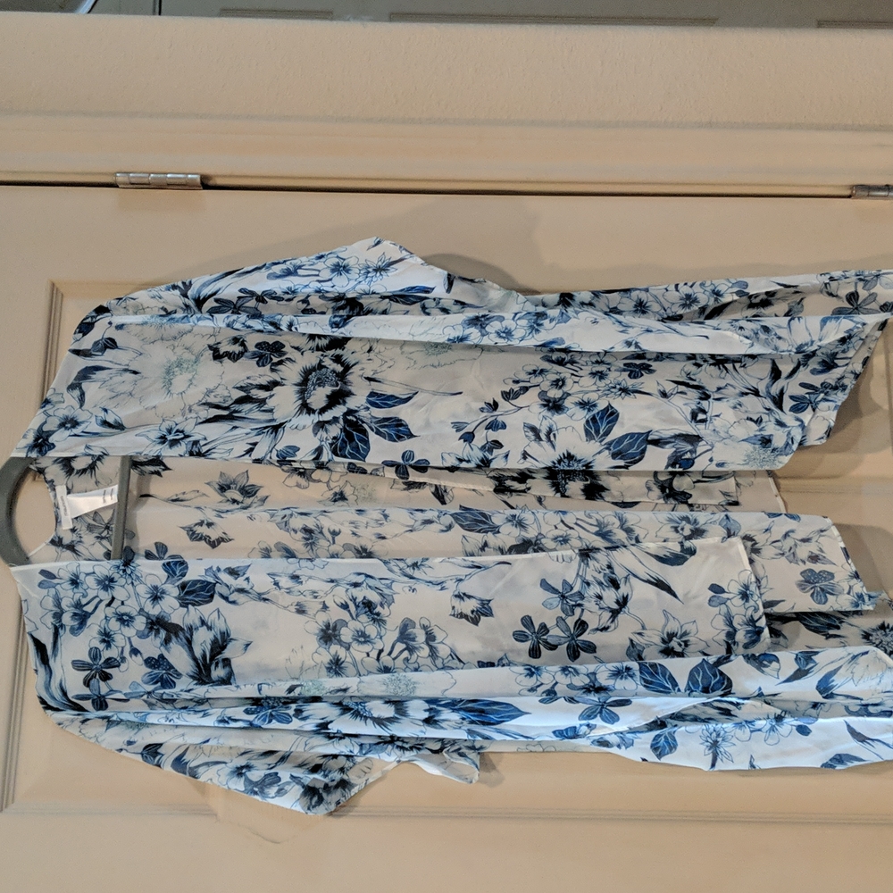 Maurice's blue and white leaf design kimono